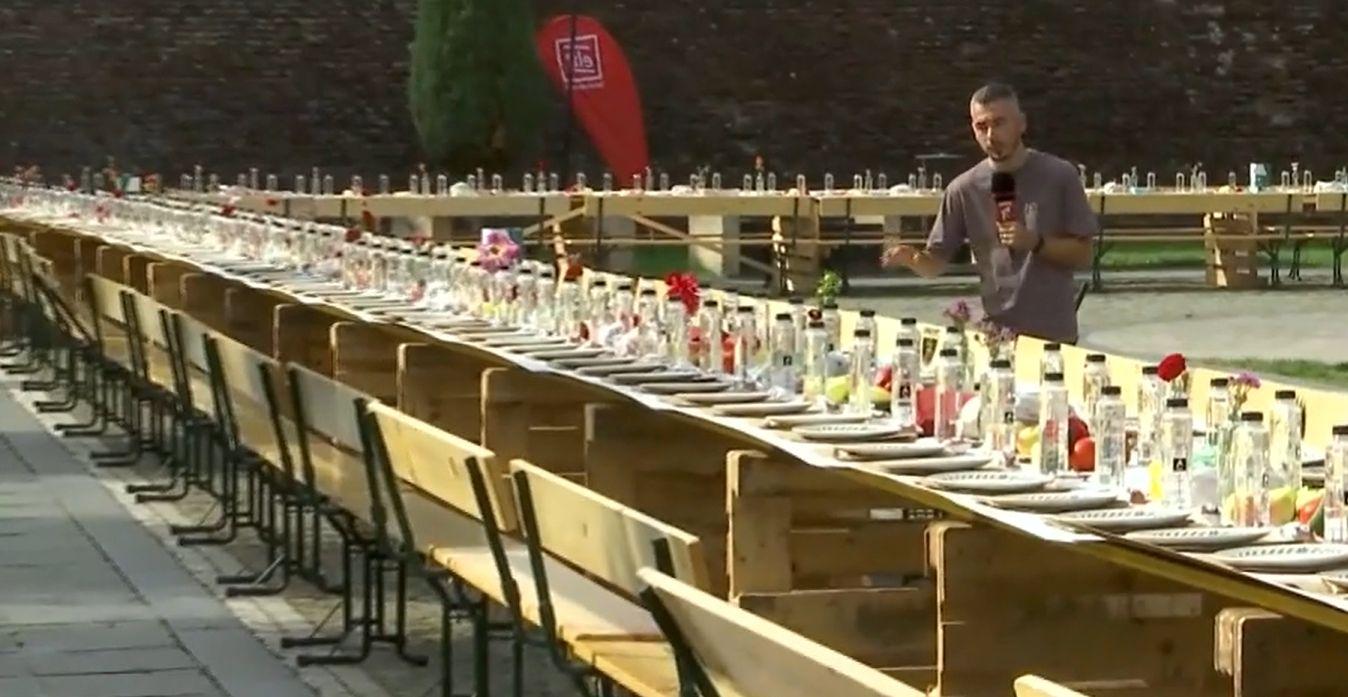 Guinness World Records la Alba Iulia: 10 000 de oameni au luat loc la cea mai lungă masă din lume