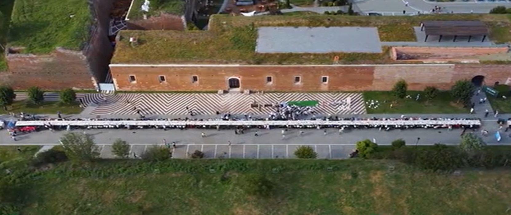 Guinness World Records la Alba Iulia: 10 000 de oameni au luat loc la cea mai lungă masă din lume