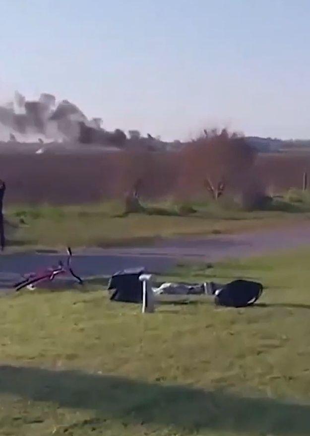 Avion prăbuşit în timpul unui spectacol aerian în Argentina. Aparatul a luat foc la sol, ambii piloţi au murit