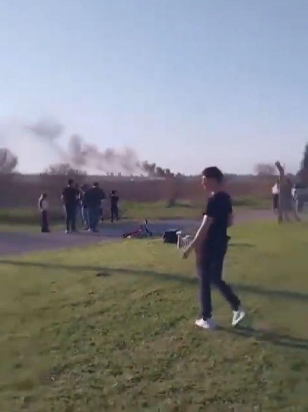 Avion prăbuşit în timpul unui spectacol aerian în Argentina. Aparatul a luat foc la sol, ambii piloţi au murit