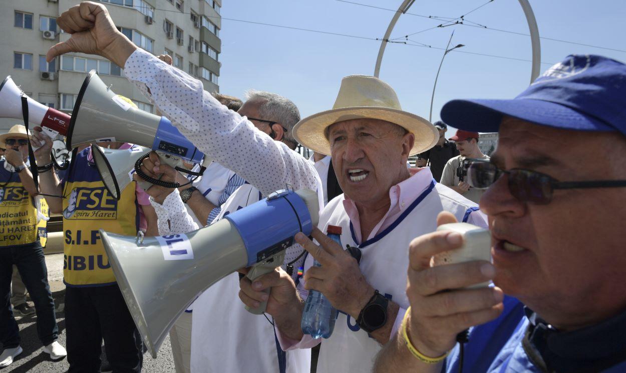 Sindicaliştii din administraţia publică protestează azi în Bucureşti şi ameninţă cu greva generală