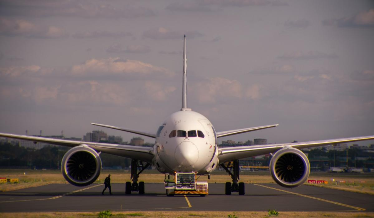 30 de persoane s-au luat la bătaie într-un avion pe ruta Tel Aviv-București. Forţele de ordine au intervenit