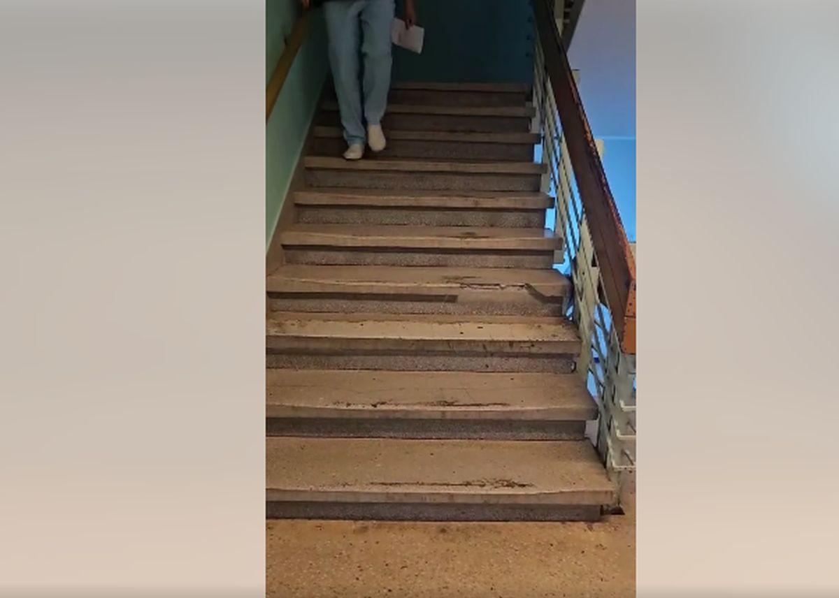 A murit pe scările spitalului din Reșița, după ce o treapă s-a rupt. "Un infarct", spune UPU