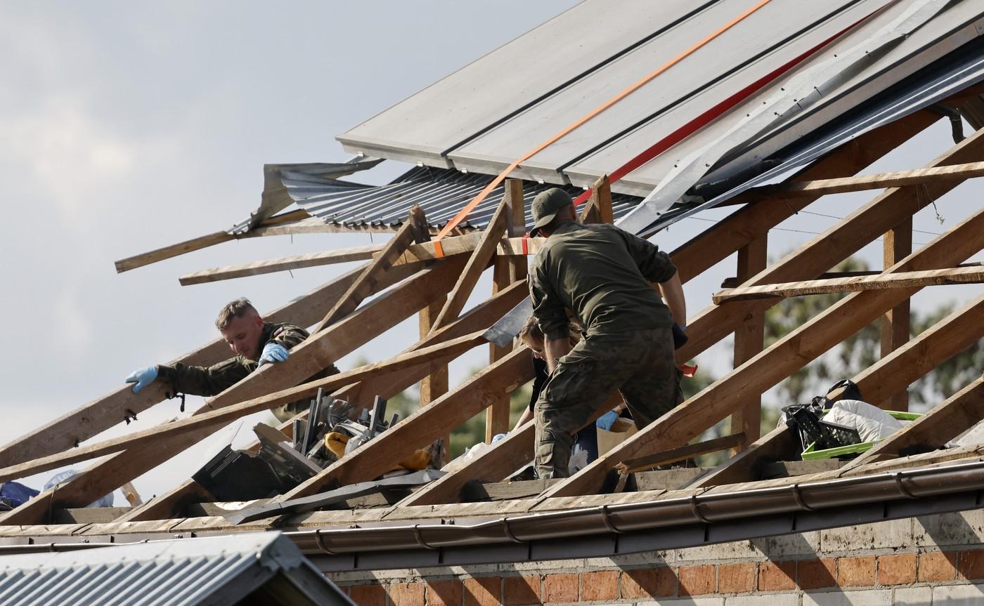 O rachetă lansată de pe un F-16 a lovit acoperișul casei avariate în timpul incursiunii dronelor rusești