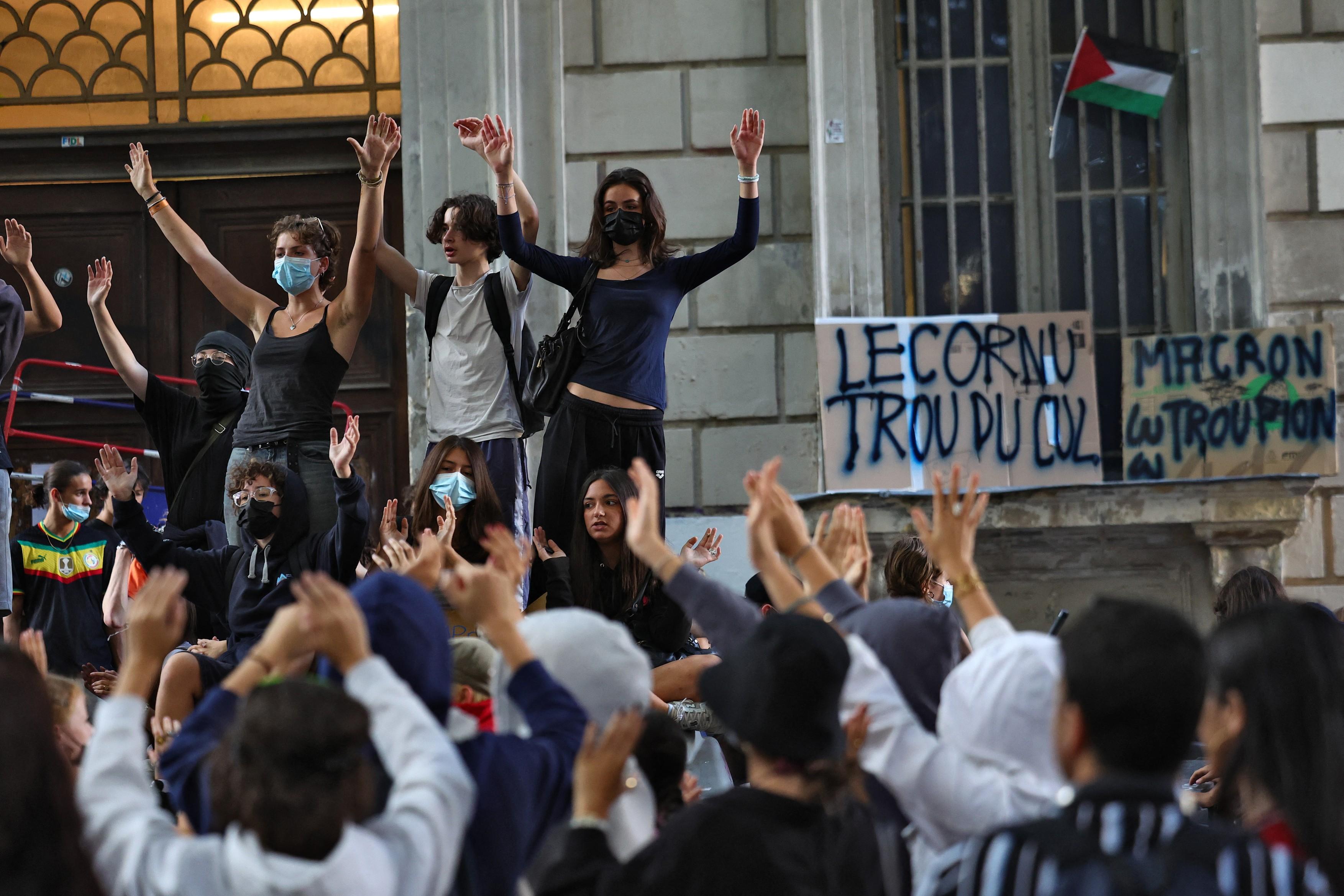 Franța, paralizată de un protest masiv: 1 milion de oameni pe străzi, licee blocate și blindate desfășurate