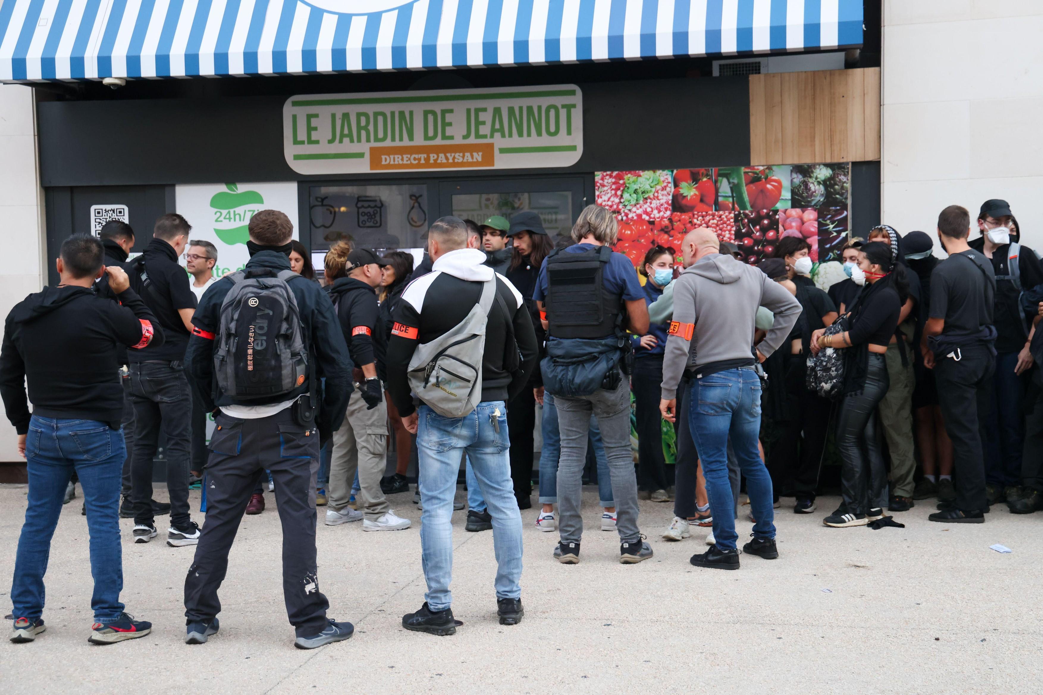 Franța, paralizată de un protest masiv: 1 milion de oameni pe străzi, licee blocate și blindate desfășurate