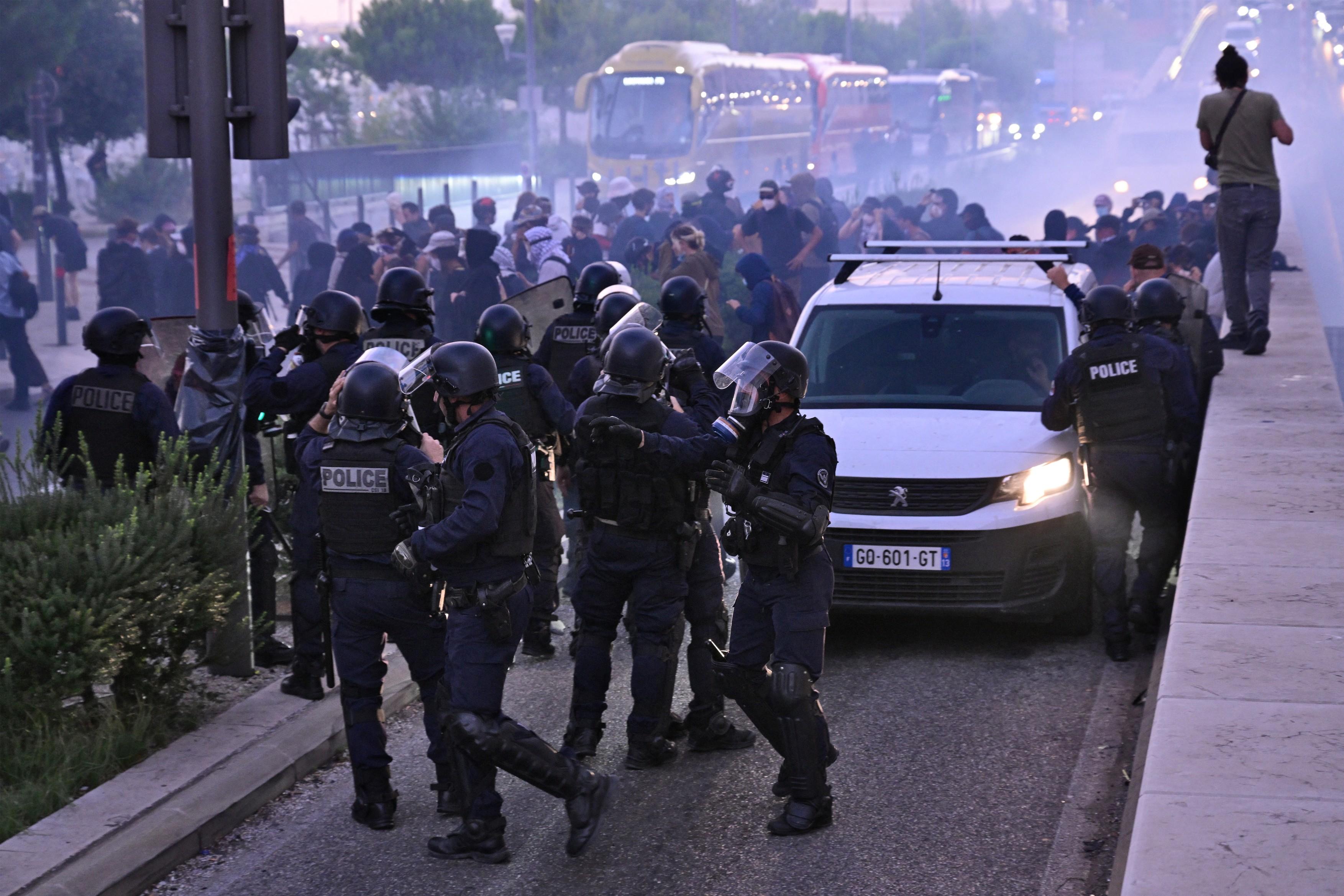 Franța, paralizată de un protest masiv: 1 milion de oameni pe străzi, licee blocate și blindate desfășurate