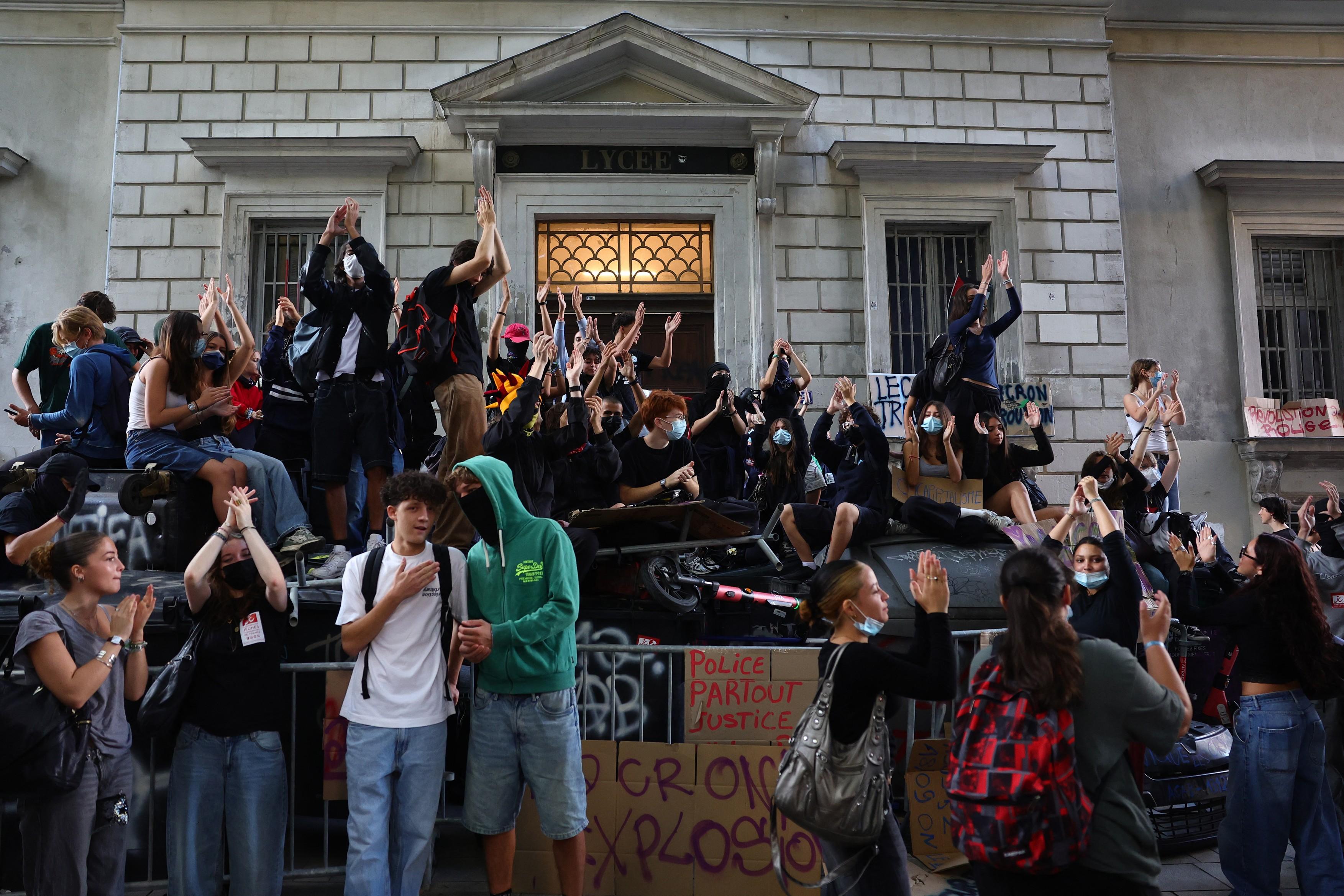 Franța, paralizată de un protest masiv: 1 milion de oameni pe străzi, licee blocate și blindate desfășurate