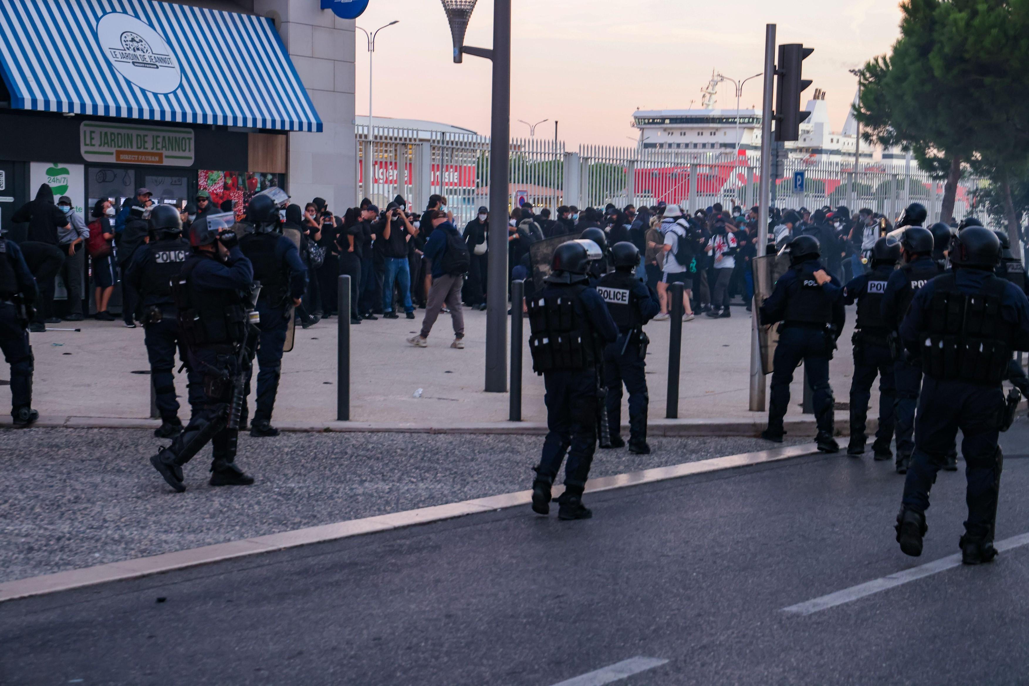 Franța, paralizată de un protest masiv: 1 milion de oameni pe străzi, licee blocate și blindate desfășurate