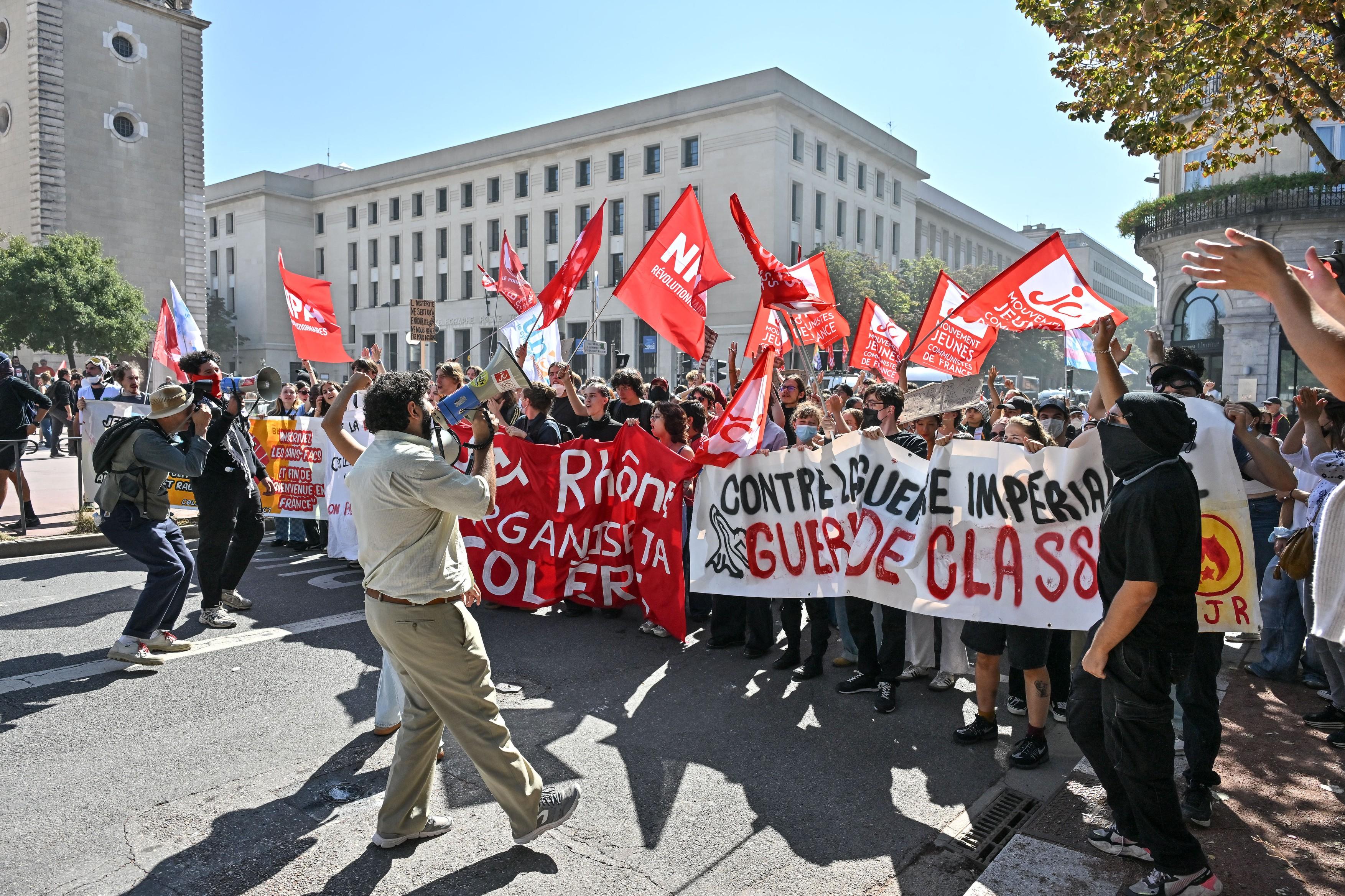 Franța, paralizată de un protest masiv: sute de mii de oameni în stradă, peste 120 de arestări