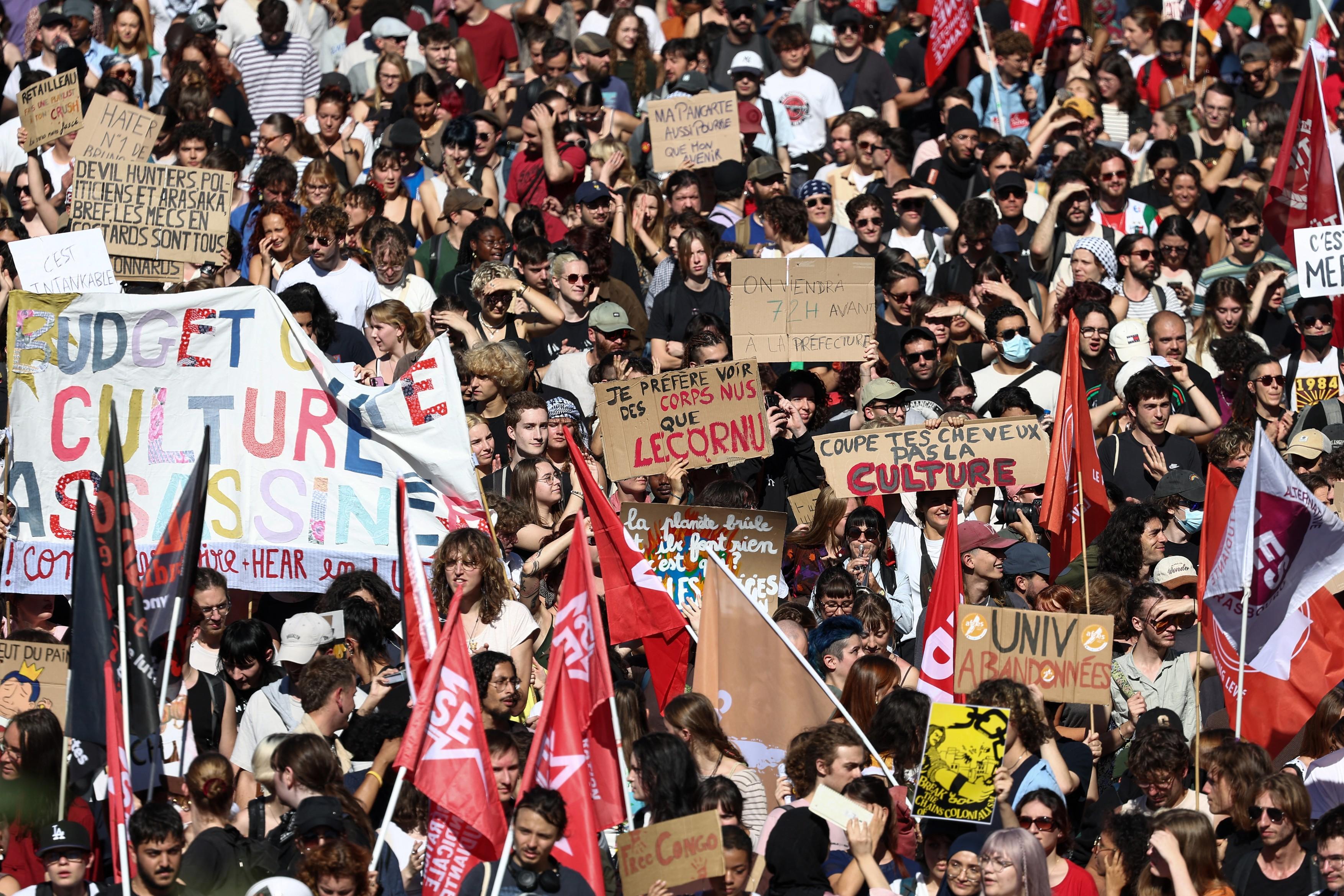 Franța, paralizată de un protest masiv: sute de mii de oameni în stradă, peste 120 de arestări