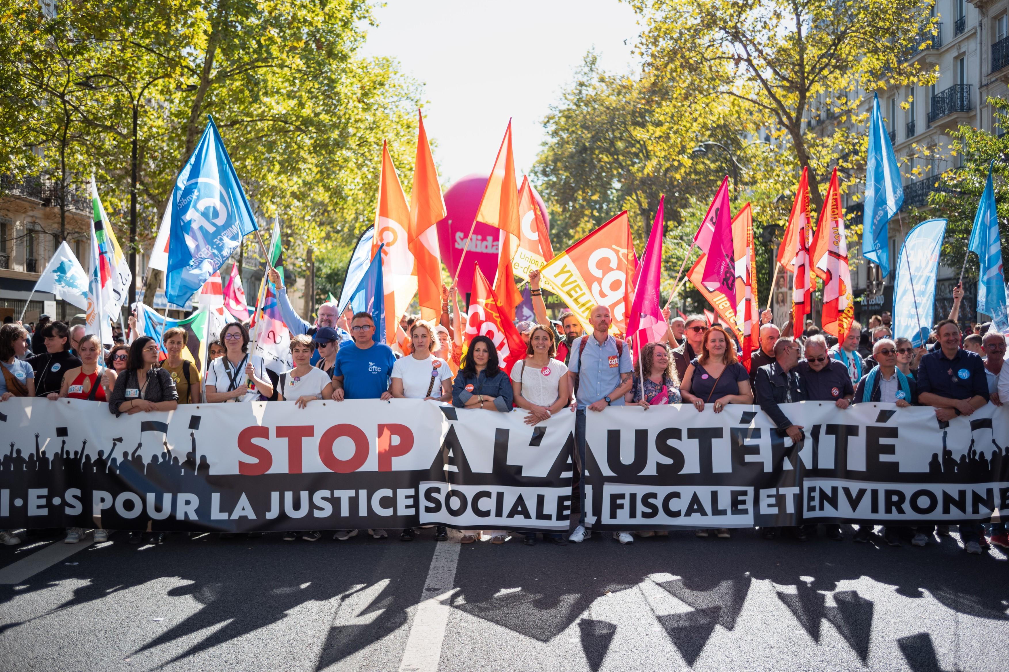 Franța, paralizată de un protest masiv: sute de mii de oameni în stradă, peste 120 de arestări