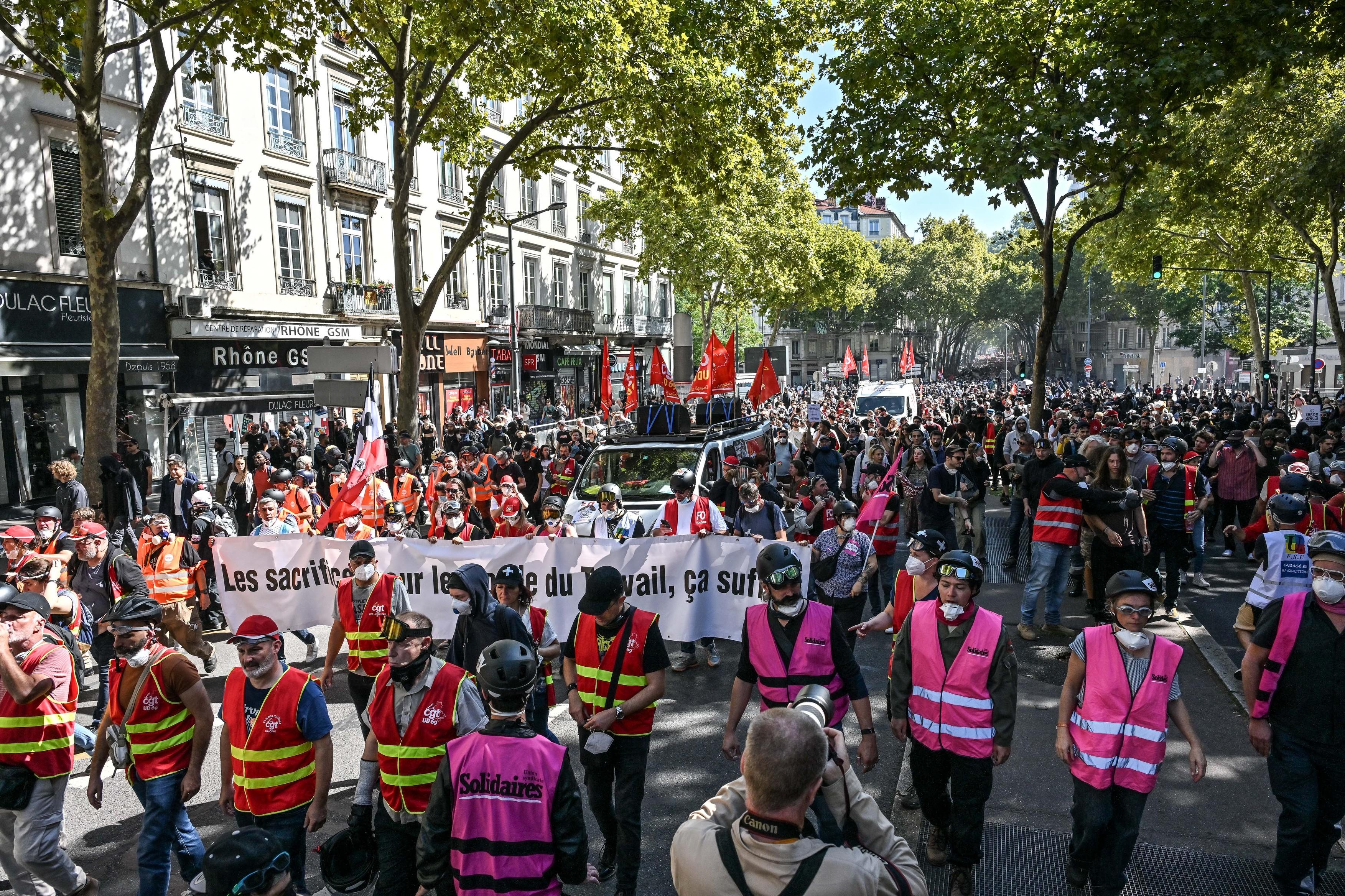 Franța, paralizată de un protest masiv: sute de mii de oameni în stradă, peste 120 de arestări