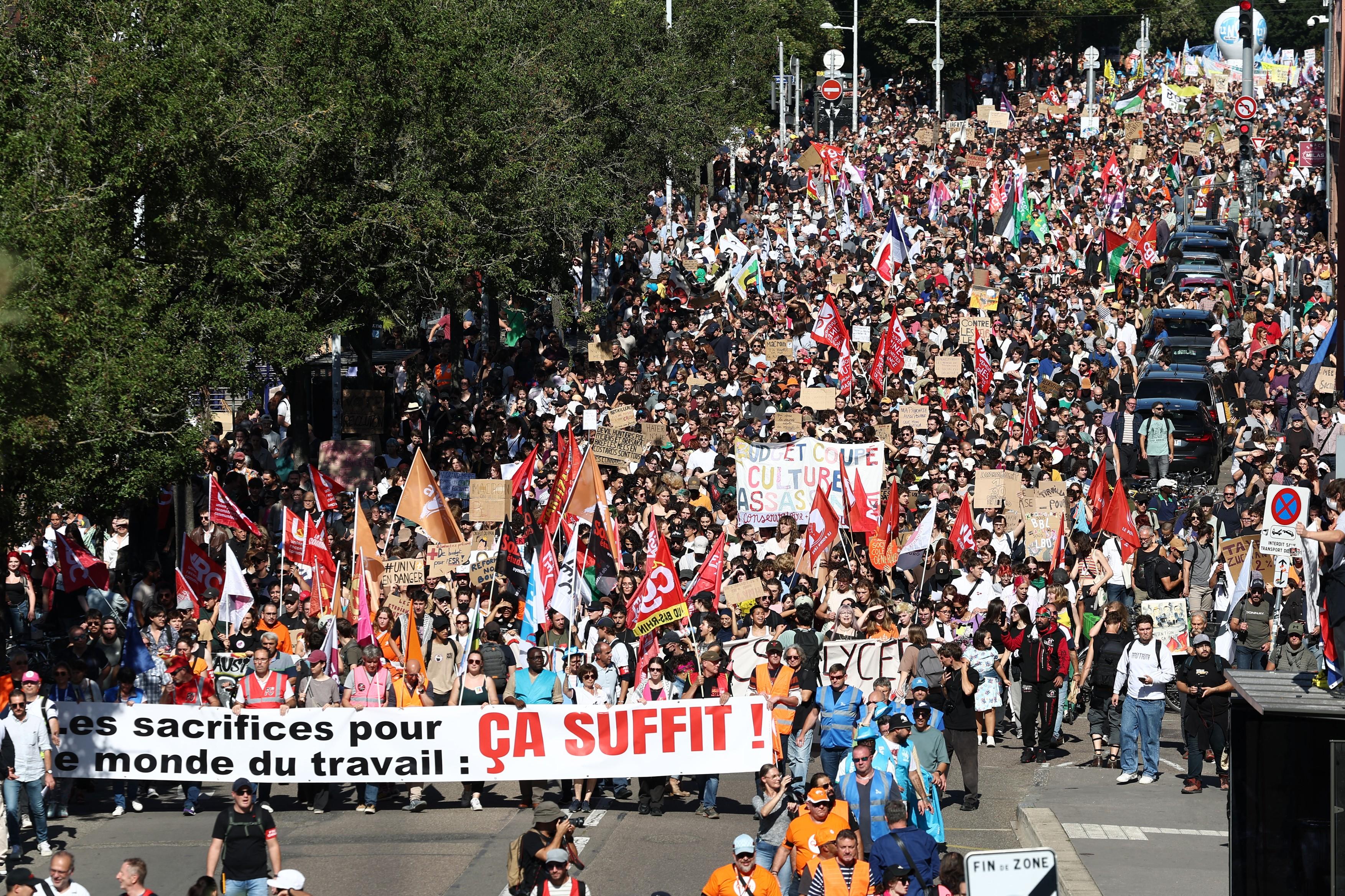 Franța, paralizată de un protest masiv: sute de mii de oameni în stradă, peste 120 de arestări