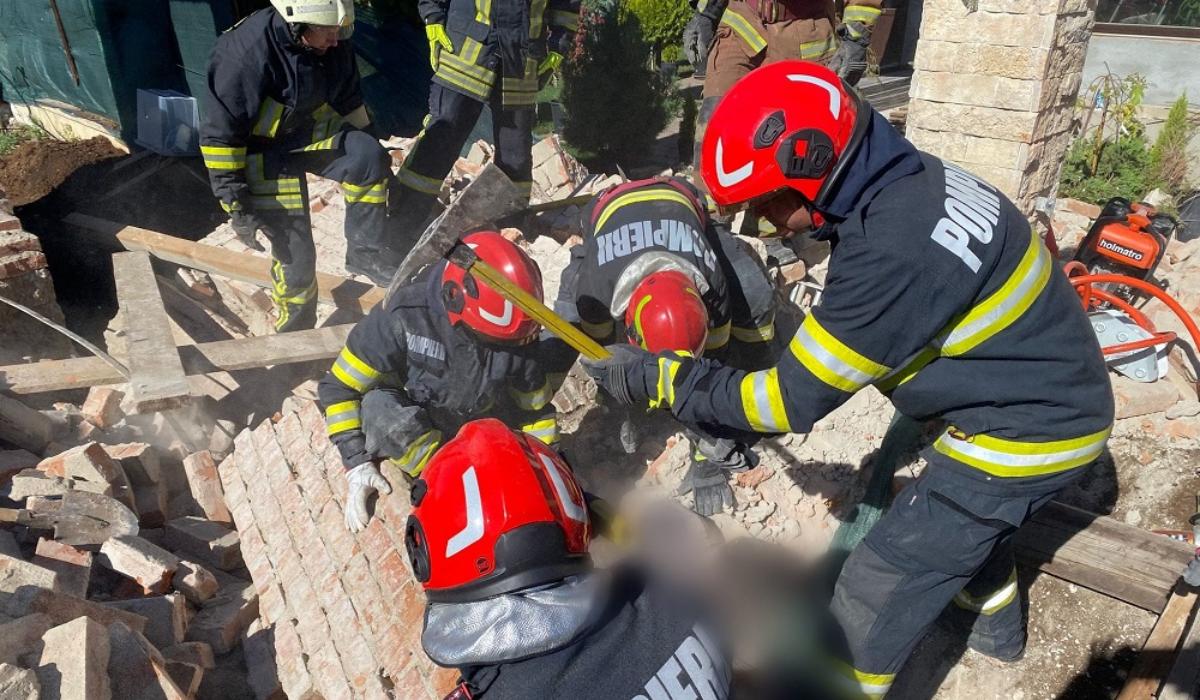 Doi bărbaţi, prinşi sub un perete căzut, în Câmpina. Una dintre victime a fost acoperită complet de dărâmături