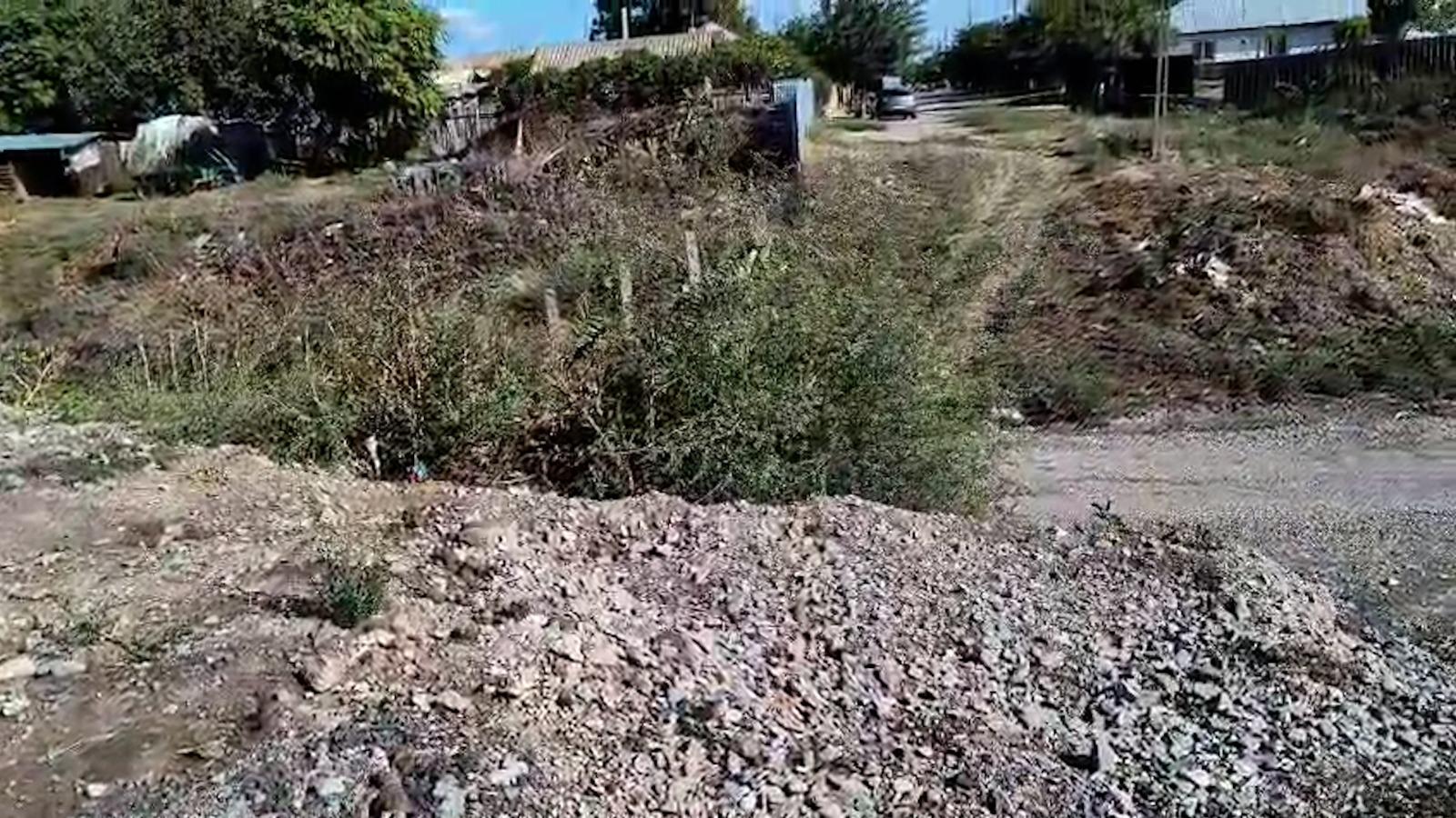 Un drum modernizat şi asfaltat din Brăila se termină într-o râpă. Dorel a uitat şi să îl semnalizeze