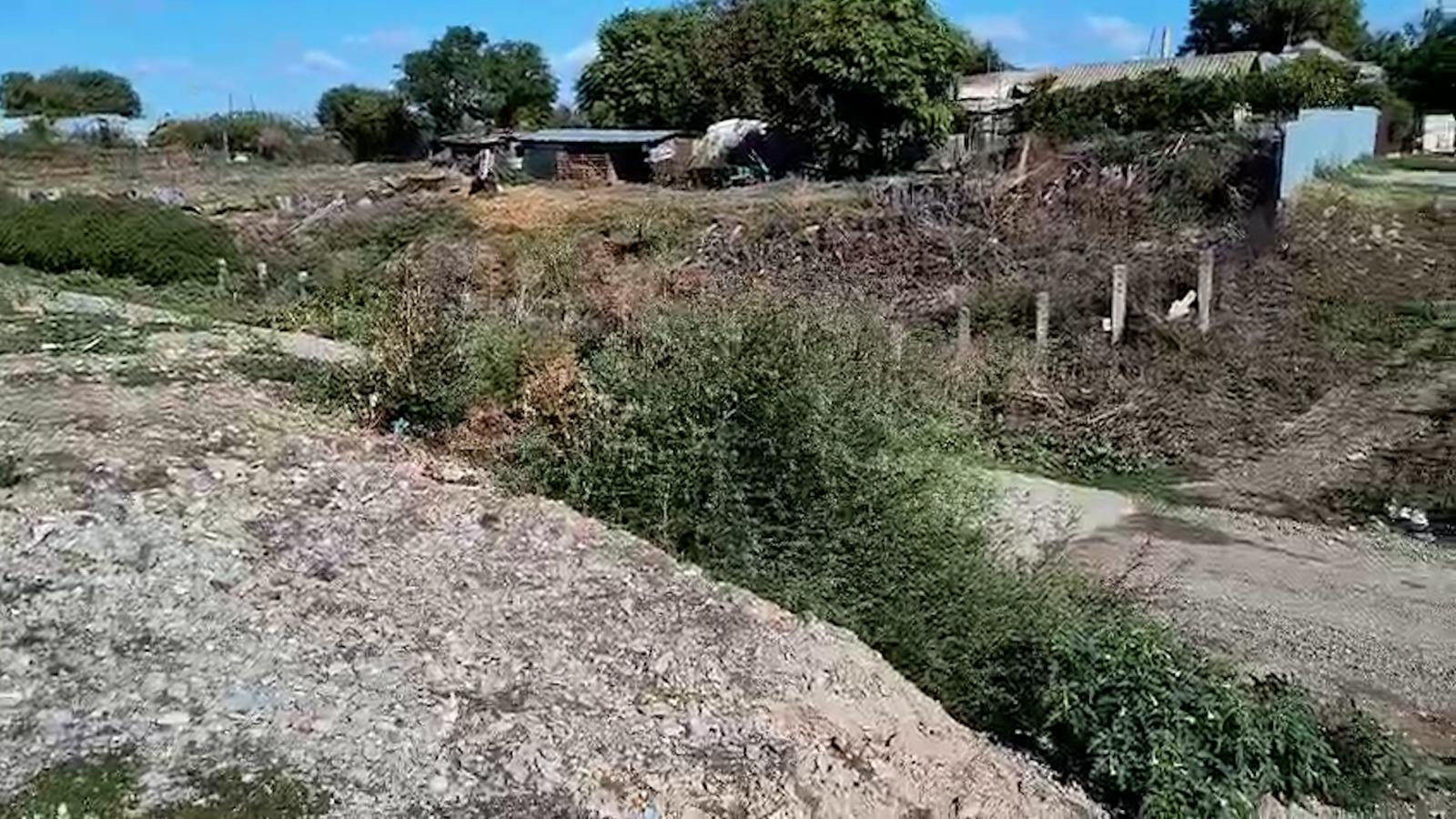 Un drum modernizat şi asfaltat din Brăila se termină într-o râpă. Dorel a uitat şi să îl semnalizeze