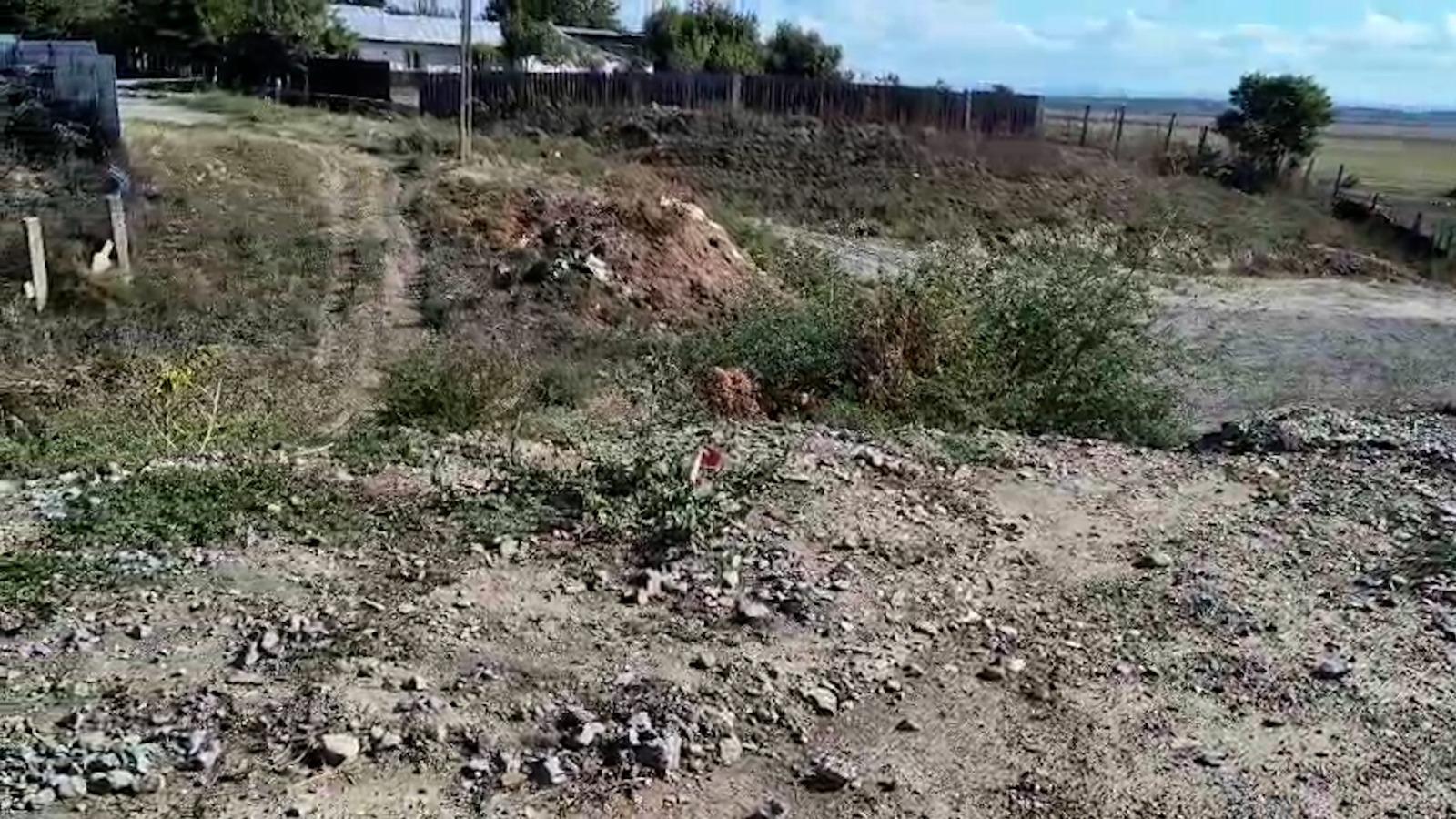 Un drum modernizat şi asfaltat din Brăila se termină într-o râpă. Dorel a uitat şi să îl semnalizeze