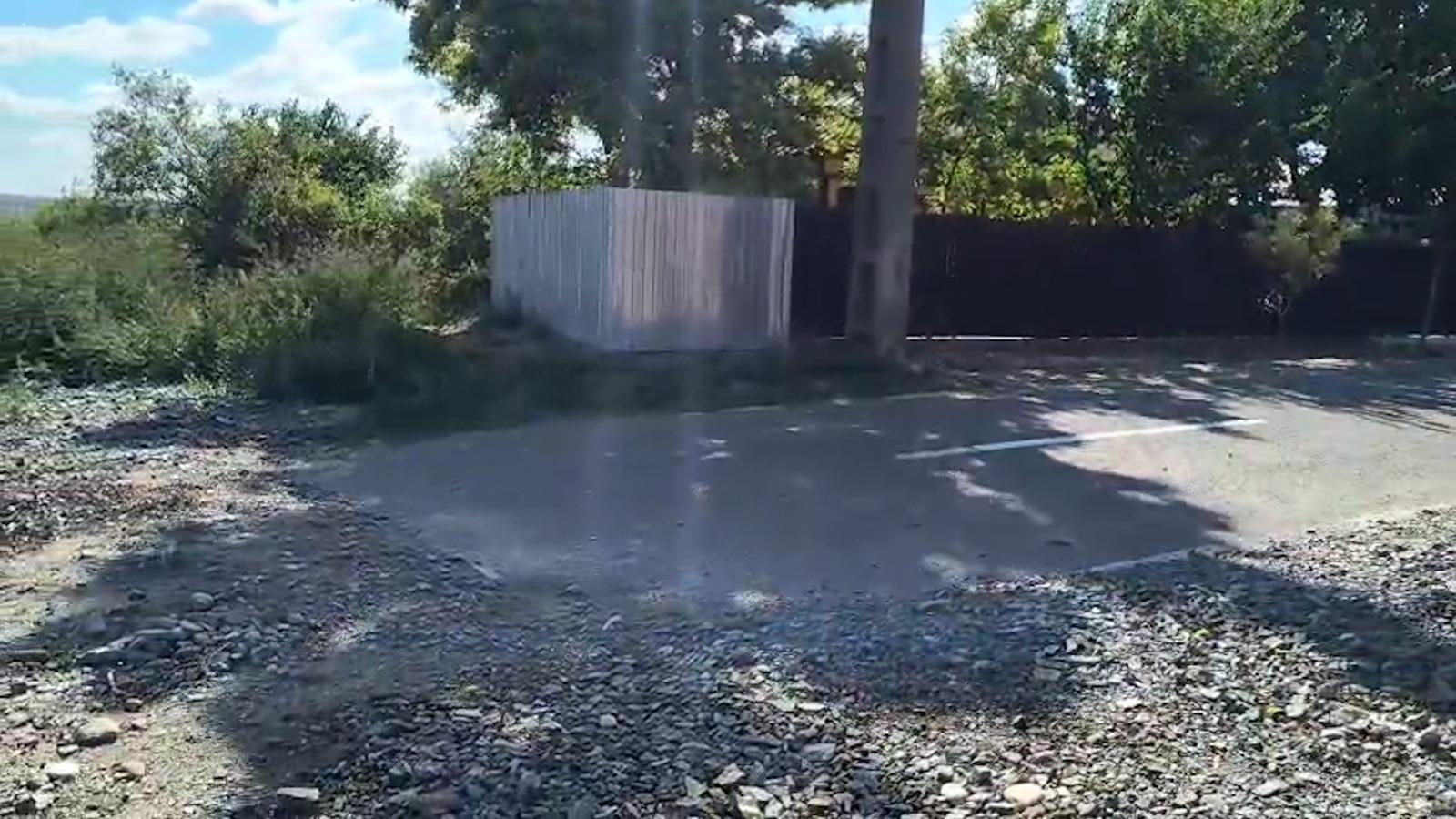 Un drum modernizat şi asfaltat din Brăila se termină într-o râpă. Dorel a uitat şi să îl semnalizeze