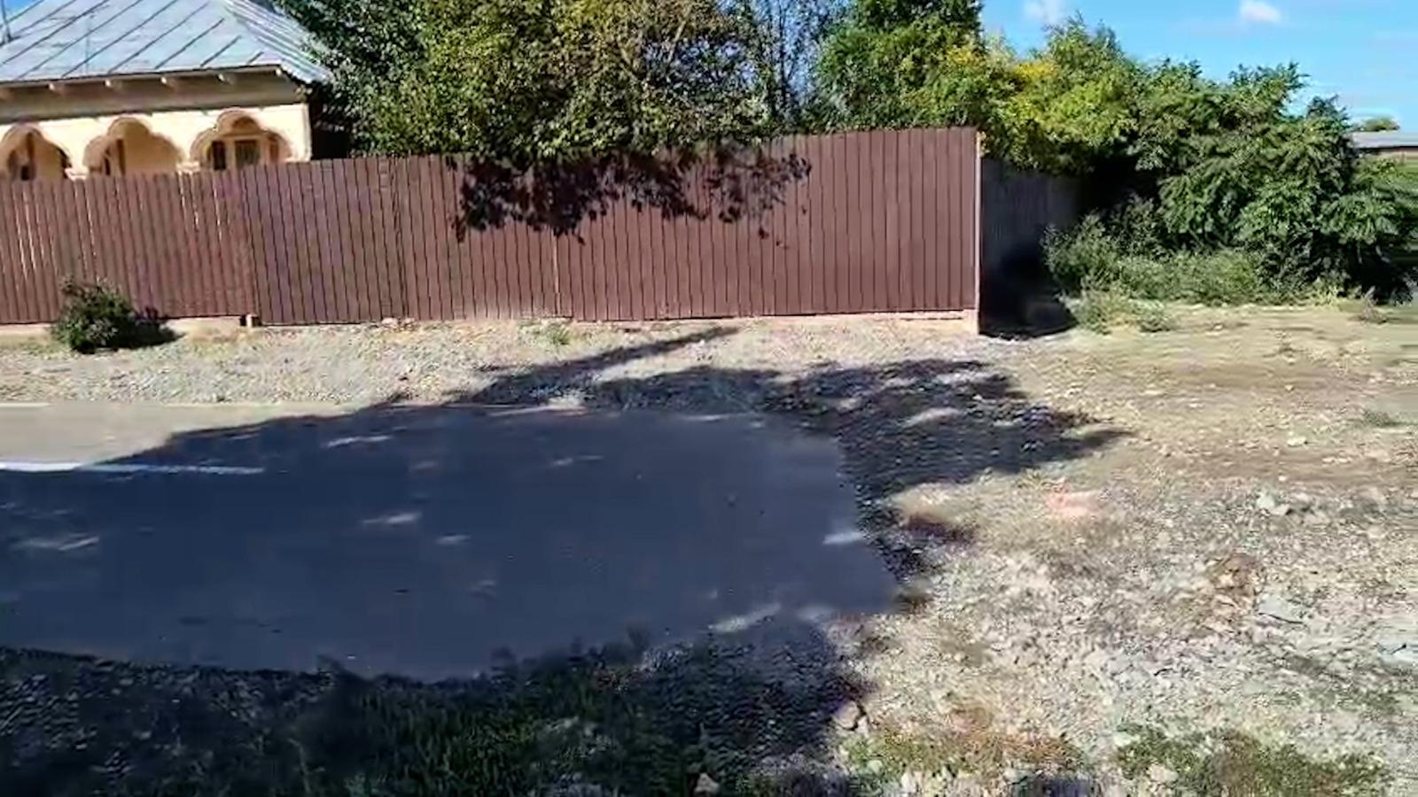 Un drum modernizat şi asfaltat din Brăila se termină într-o râpă. Dorel a uitat şi să îl semnalizeze