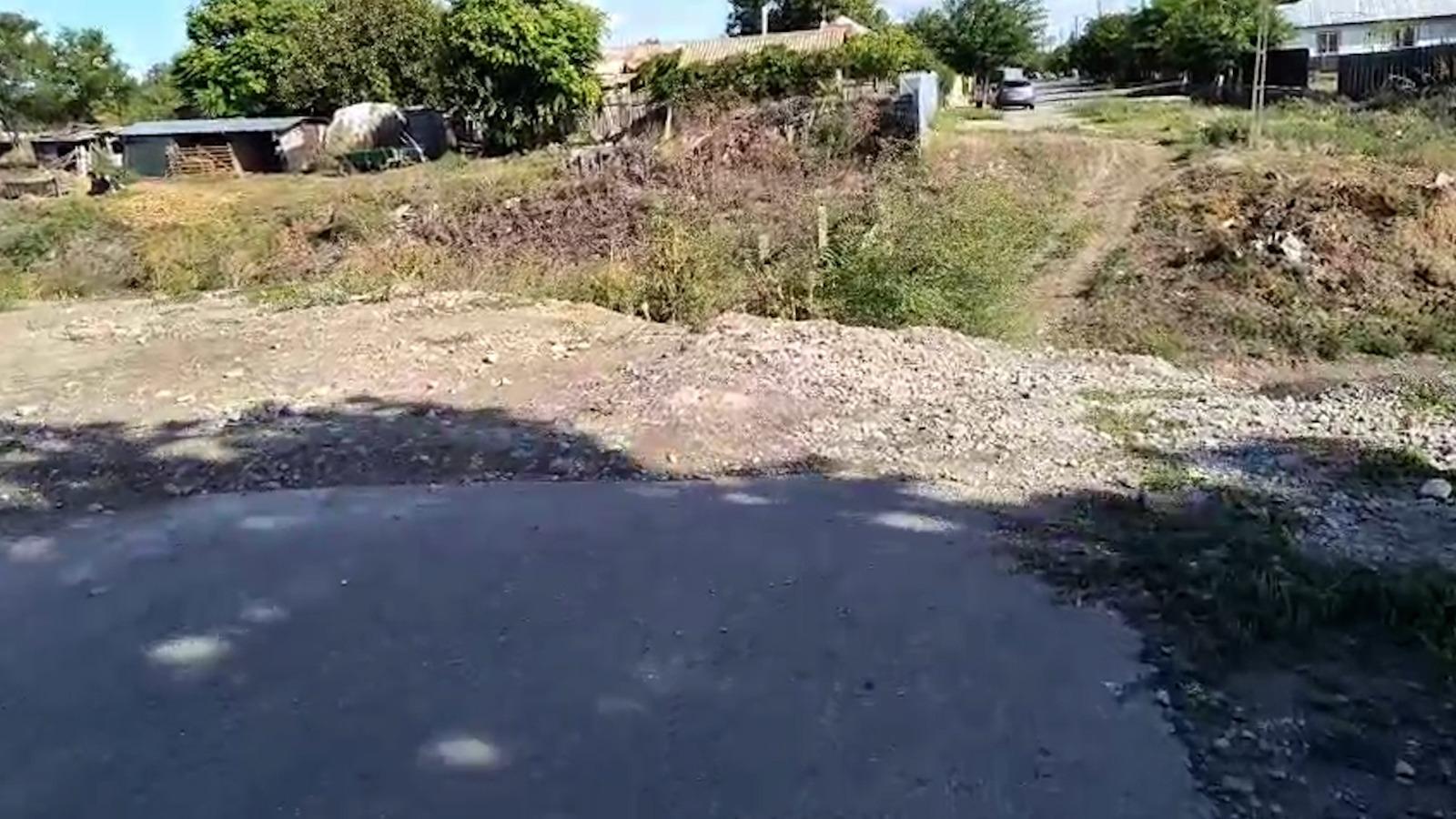 Un drum modernizat şi asfaltat din Brăila se termină într-o râpă. Dorel a uitat şi să îl semnalizeze