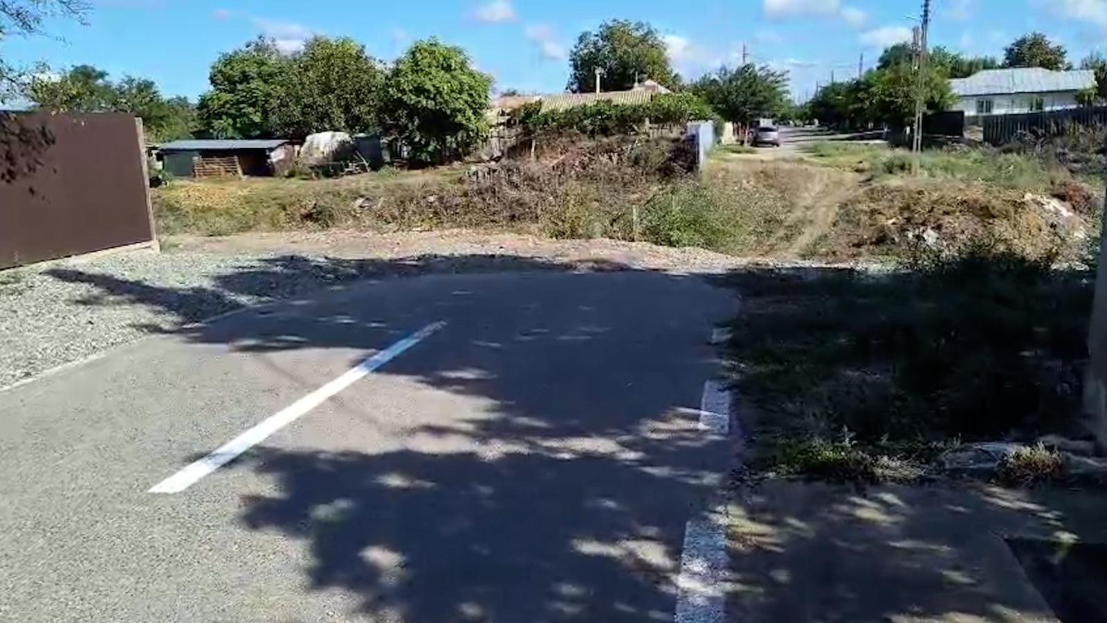 Un drum modernizat şi asfaltat din Brăila se termină într-o râpă. Dorel a uitat şi să îl semnalizeze