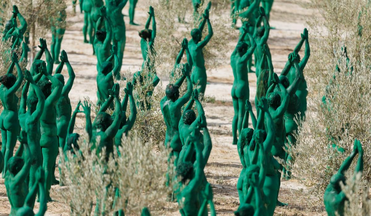 Sute de oameni au pozat nud într-o livadă de măslini din Spania pentru fotograful american Spencer Tunick
