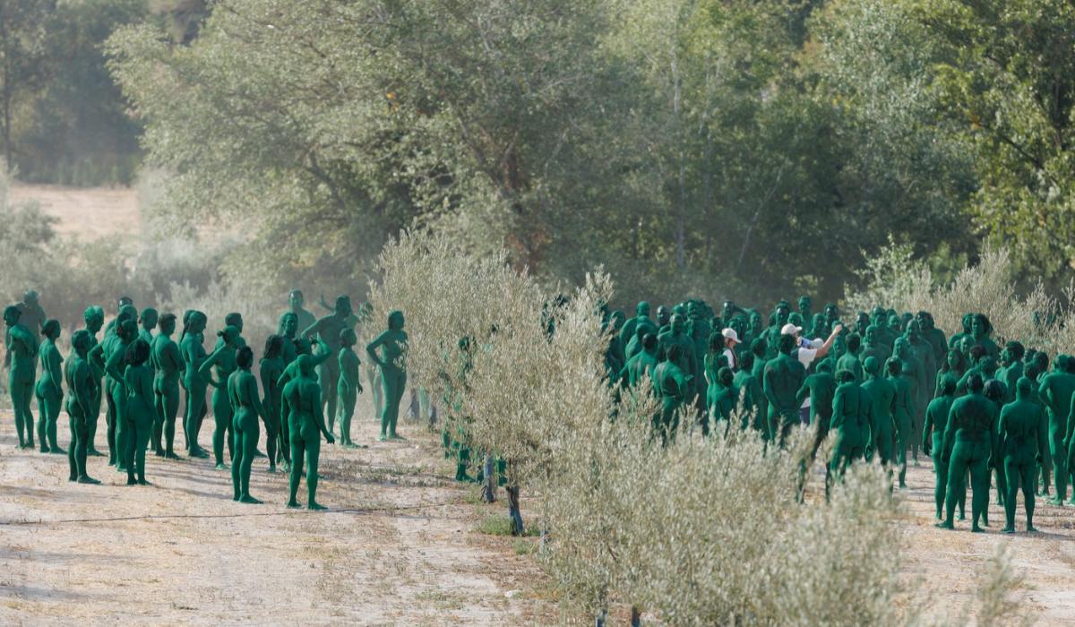 Sute de oameni au pozat nud într-o livadă de măslini din Spania pentru fotograful american Spencer Tunick