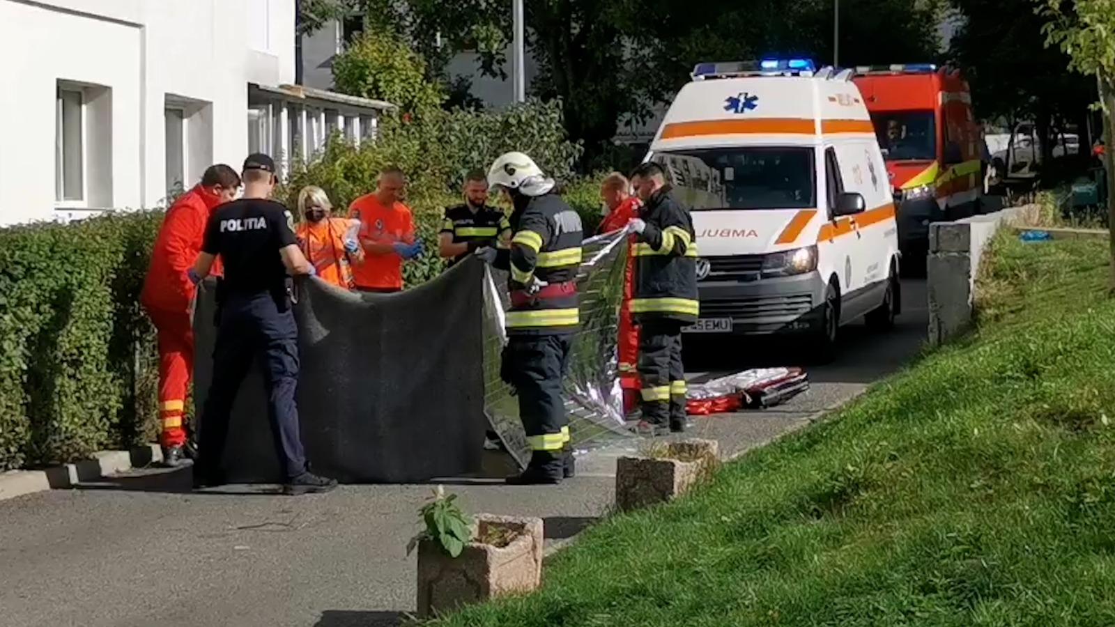 Un bărbat de 37 de ani a căzut de la etajul 9 al unui bloc din Cluj. Martorii spun că s-ar fi aruncat