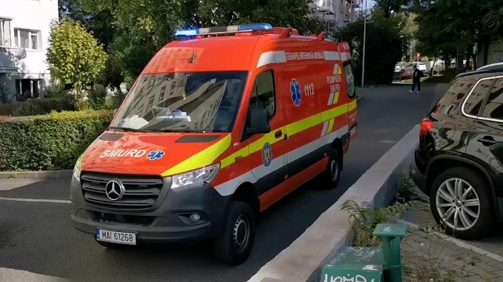 Un bărbat de 37 de ani a căzut de la etajul 9 al unui bloc din Cluj. Martorii spun că s-ar fi aruncat