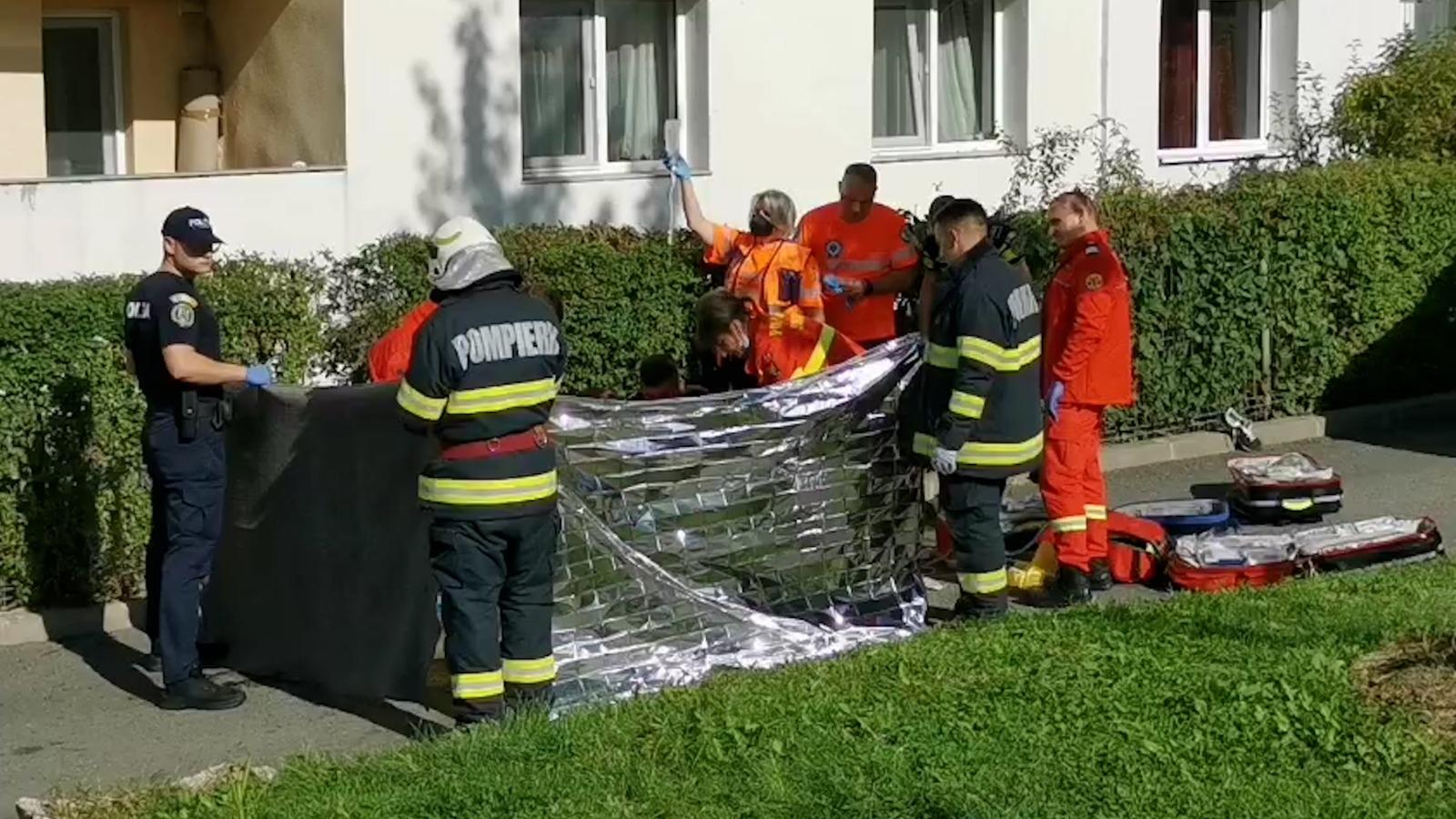 Un bărbat de 37 de ani a căzut de la etajul 9 al unui bloc din Cluj. Martorii spun că s-ar fi aruncat