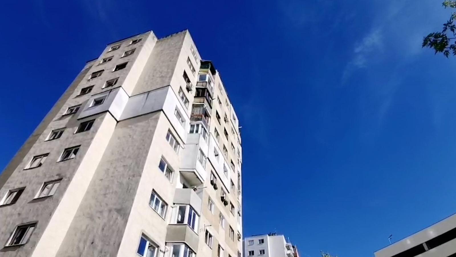 Un bărbat de 37 de ani a căzut de la etajul 9 al unui bloc din Cluj. Martorii spun că s-ar fi aruncat