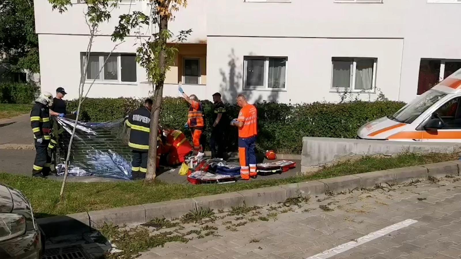 Un bărbat de 37 de ani a căzut de la etajul 9 al unui bloc din Cluj. Martorii spun că s-ar fi aruncat