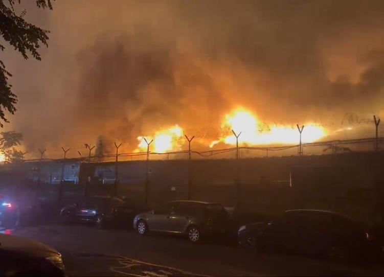 Incendiu la acoperişul unui depozit din Sectorul 2 al Capitalei: 14 autospeciale intervin, mesaj RO-Alert emis