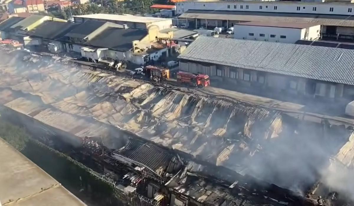 Cum arată hala care a ars și a poluat Capitala. Flăcările au topit inclusiv structura metalică