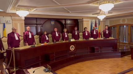 CCR a amânat pronunțarea pe patru legi din reforma propusă de Bolojan, inclusiv cea privind pensiile speciale