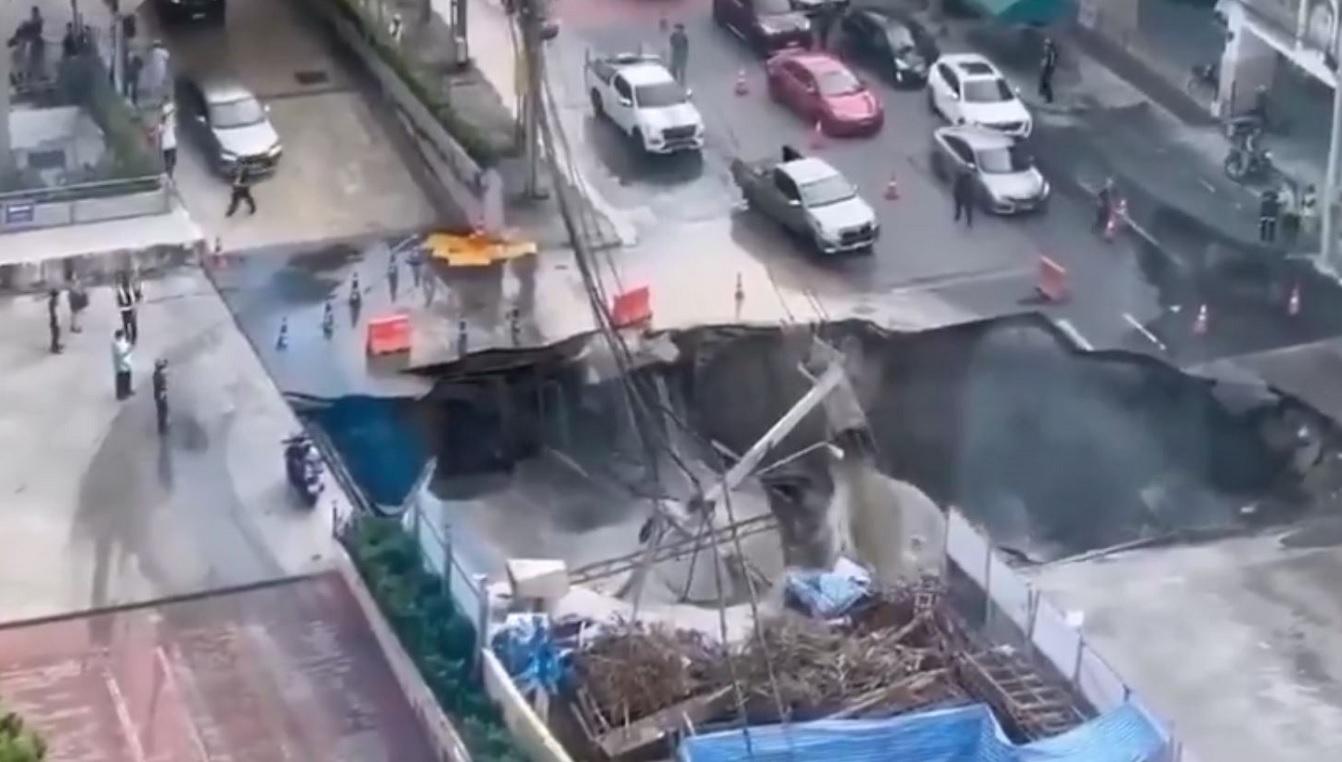 Momentul în care un bulevard întreg este înghiţit de o "gaură neagră" într-un oraş cu 10 milioane de locuitori