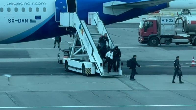Plahotniuc, încătuşat şi flancat de mascaţi pe aeroportul din Chişinău