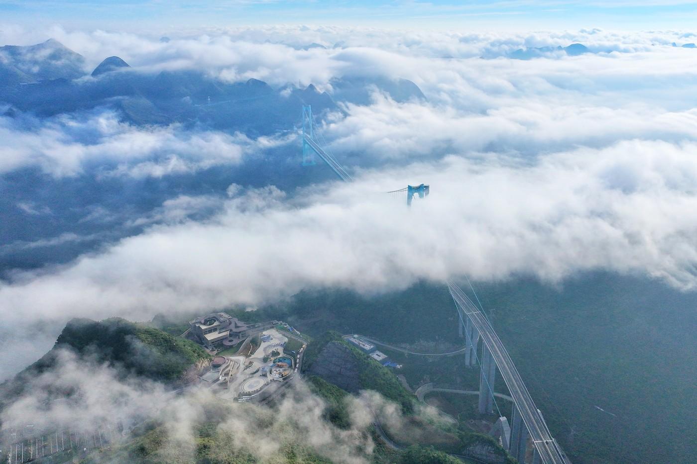 China a deschis circulaţia pe cel mai înalt pod din lume, la 625 de metri