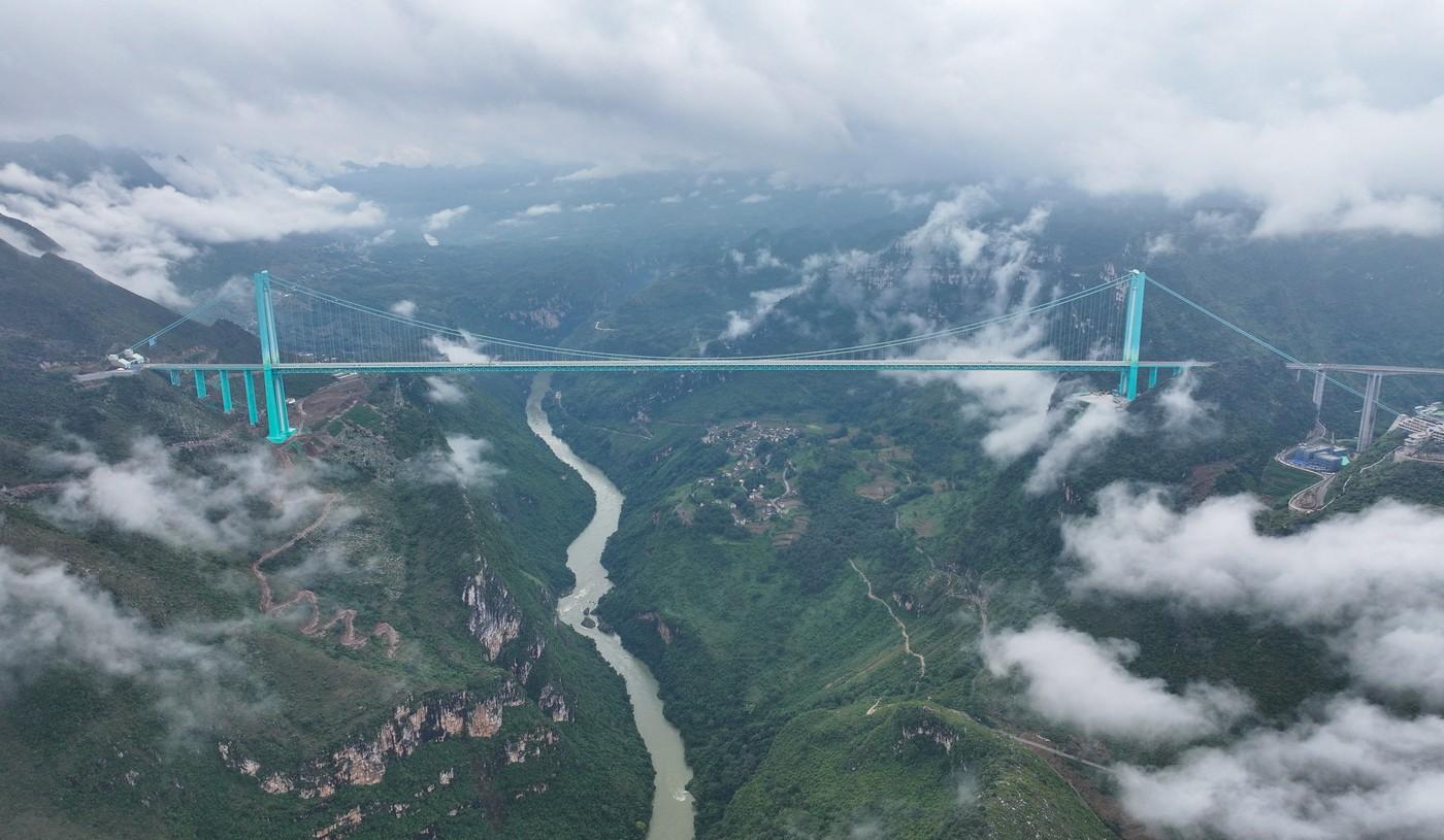 China a deschis circulaţia pe cel mai înalt pod din lume, la 625 de metri