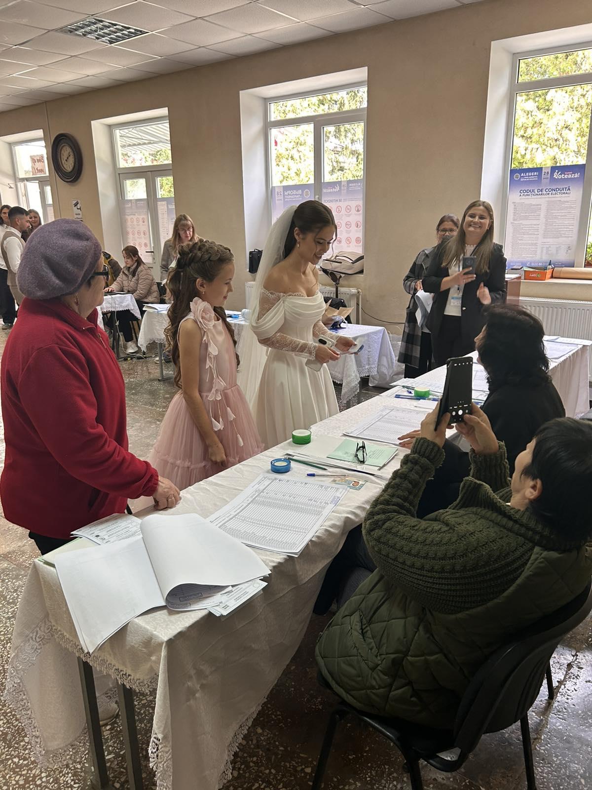 Au venit la vot în ziua nunţii. Doi tineri din Moldova au ales de două ori într-o singură zi