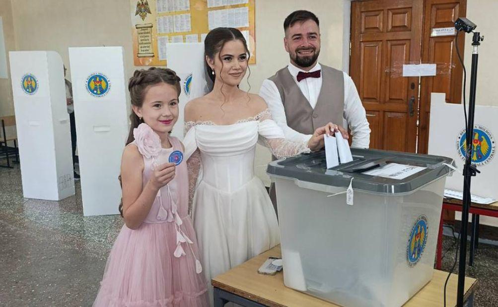 Au venit la vot în ziua nunţii. Doi tineri din Moldova au ales de două ori într-o singură zi