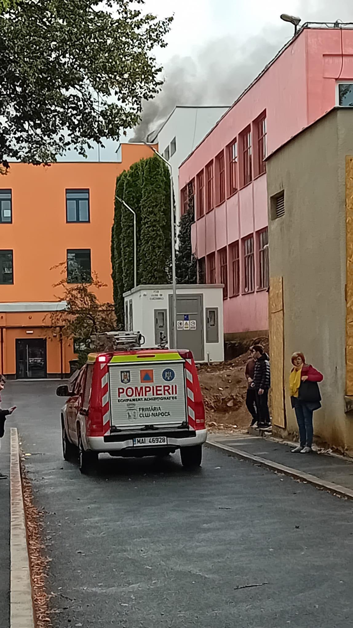 Incendiu la o şcoală din Cluj. Sute de elevi au fost evacuaţi