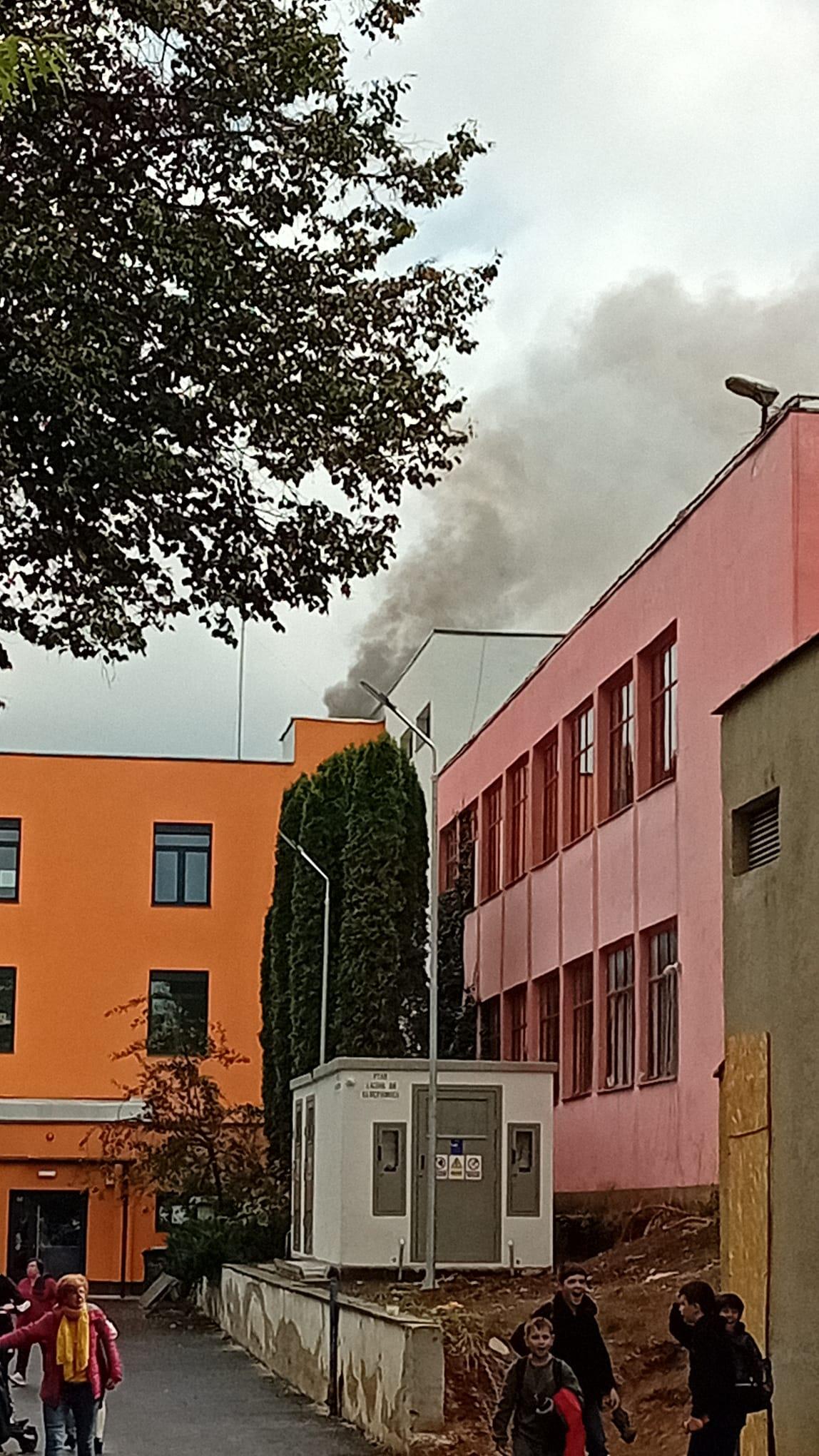 Incendiu la o şcoală din Cluj. Sute de elevi au fost evacuaţi