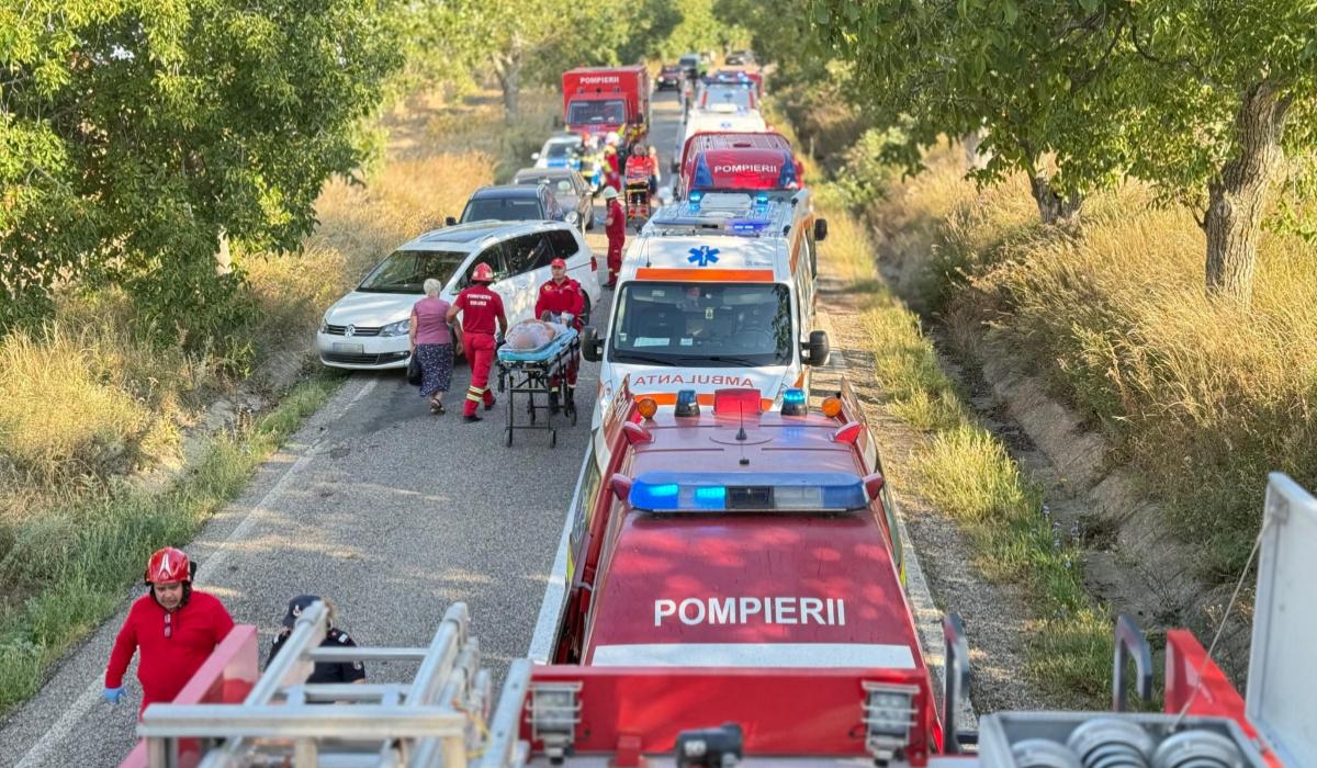 Doi morţi şi 8 răniţi în urma uni accident între un microbuz şi un autoturism produs în judeţul Botoşani