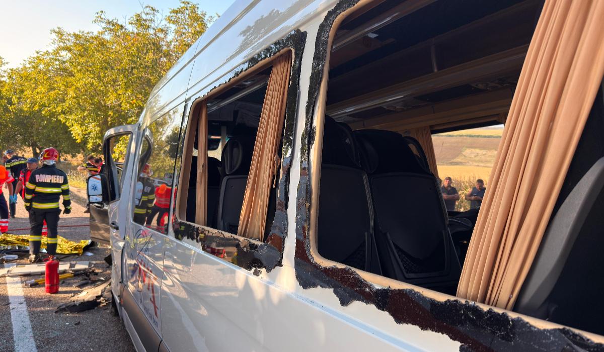 Doi morţi şi 8 răniţi în urma uni accident între un microbuz şi un autoturism produs în judeţul Botoşani