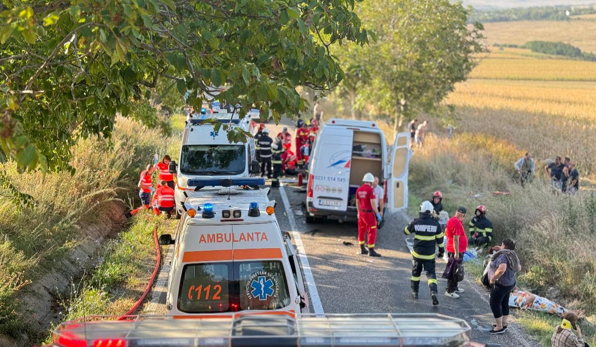 Doi morţi şi 8 răniţi în urma uni accident între un microbuz şi un autoturism produs în judeţul Botoşani
