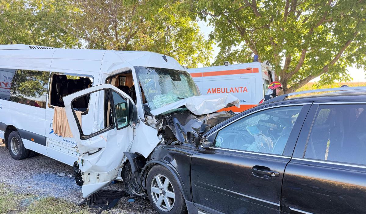 Doi morţi şi 8 răniţi în urma uni accident între un microbuz şi un autoturism produs în judeţul Botoşani