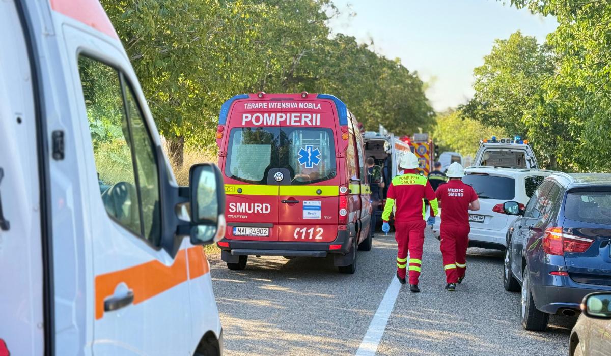 Doi morţi şi 8 răniţi în urma uni accident între un microbuz şi un autoturism produs în judeţul Botoşani