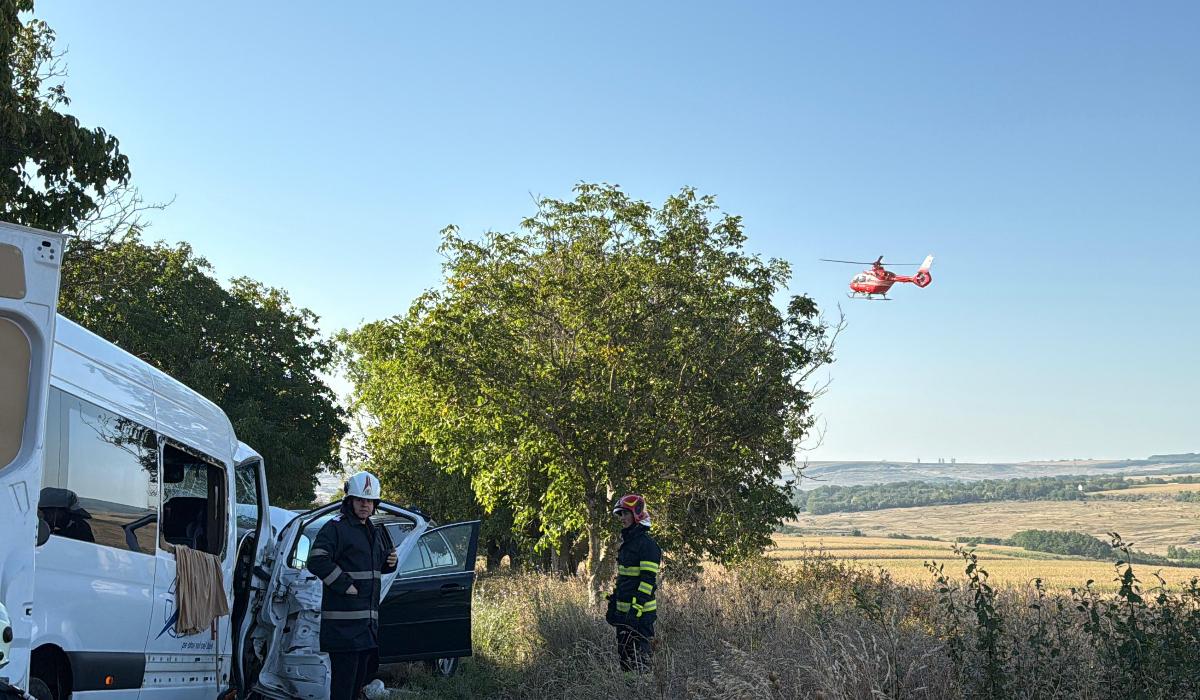 Doi morţi şi 8 răniţi în urma uni accident între un microbuz şi un autoturism produs în judeţul Botoşani